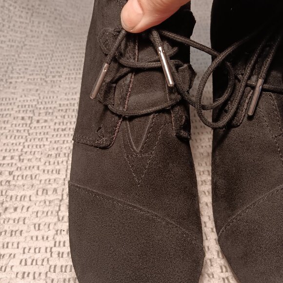 TOMS women's black suede lace up wedge heel ankle bootie sz 10 - Picture 8 of 14